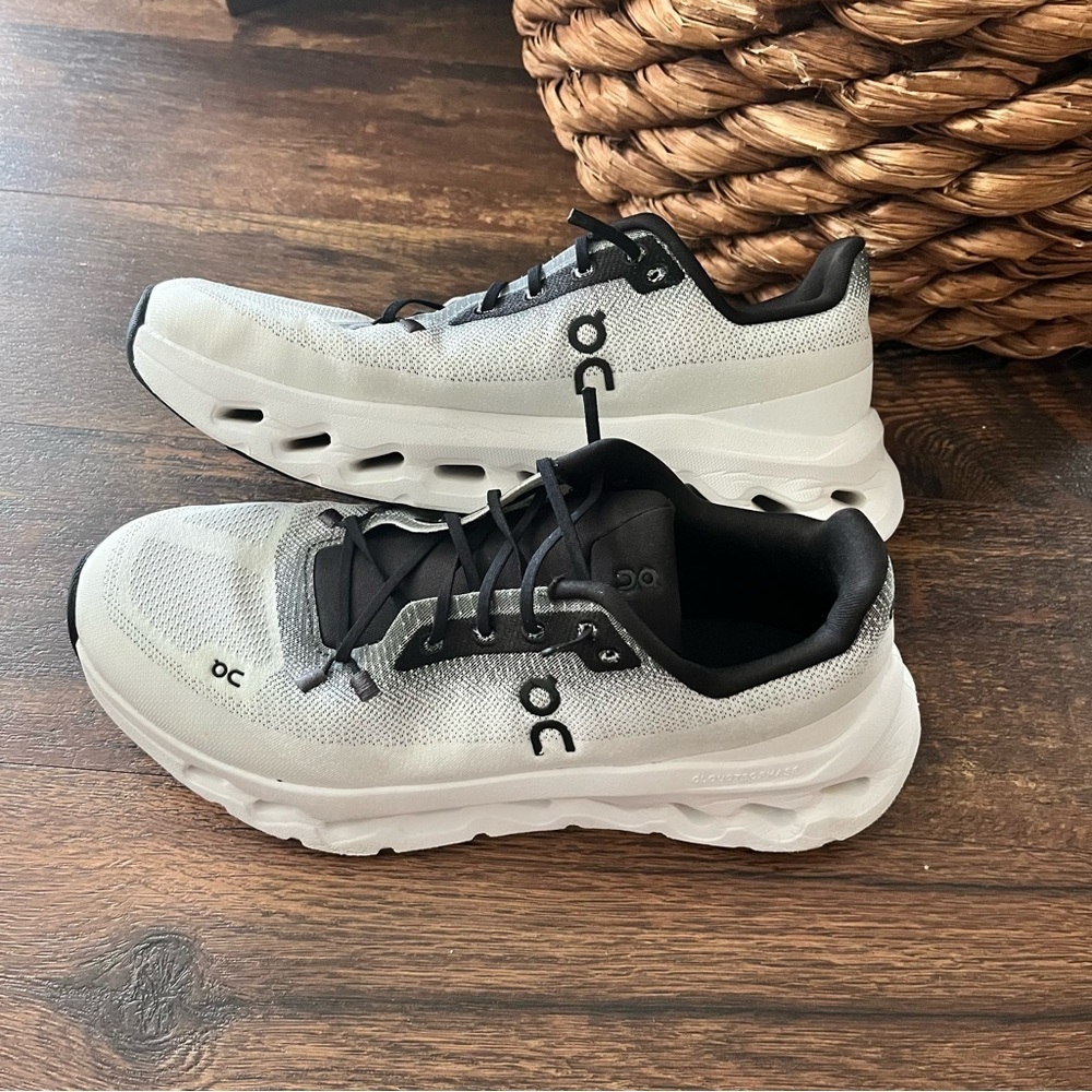 On Running Cloudtilt Sneakers | Black & White 10 - Picture 3 of 6